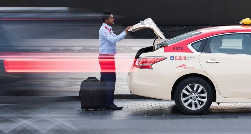 لماذا خدمة ليموزين المطار أفضل من تاكسي المطار بمراحل؟